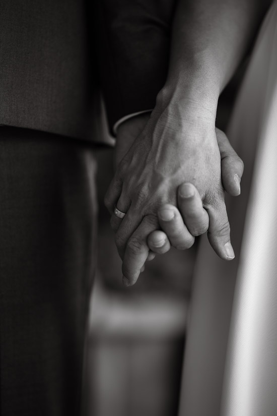 Brautpaar hält Händchen