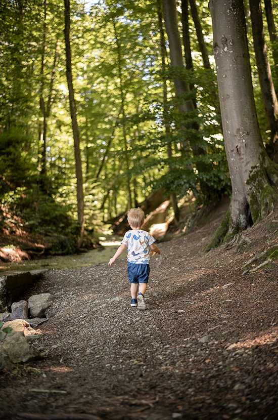 Junge rennt im Wald