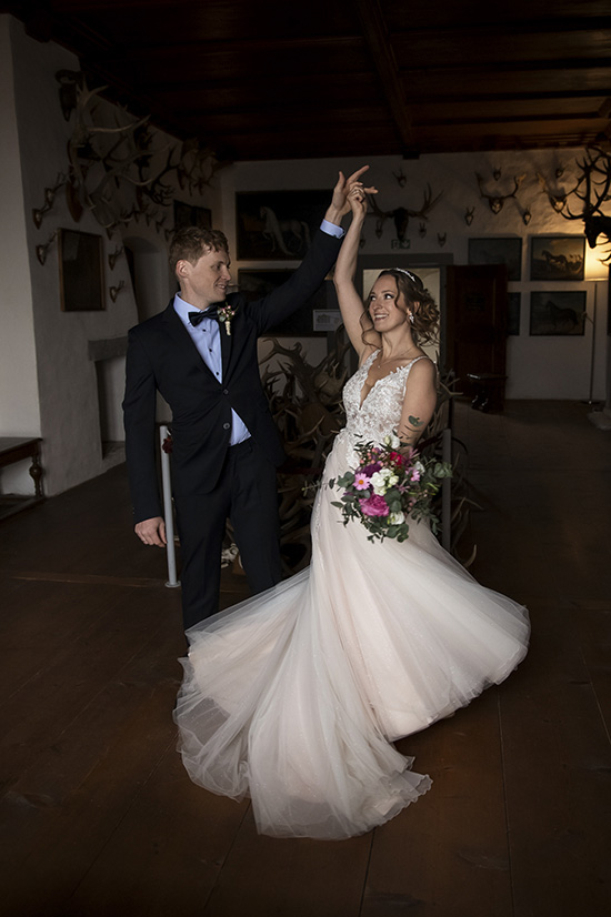Brautpaar tanzt im Saal der Waldburg