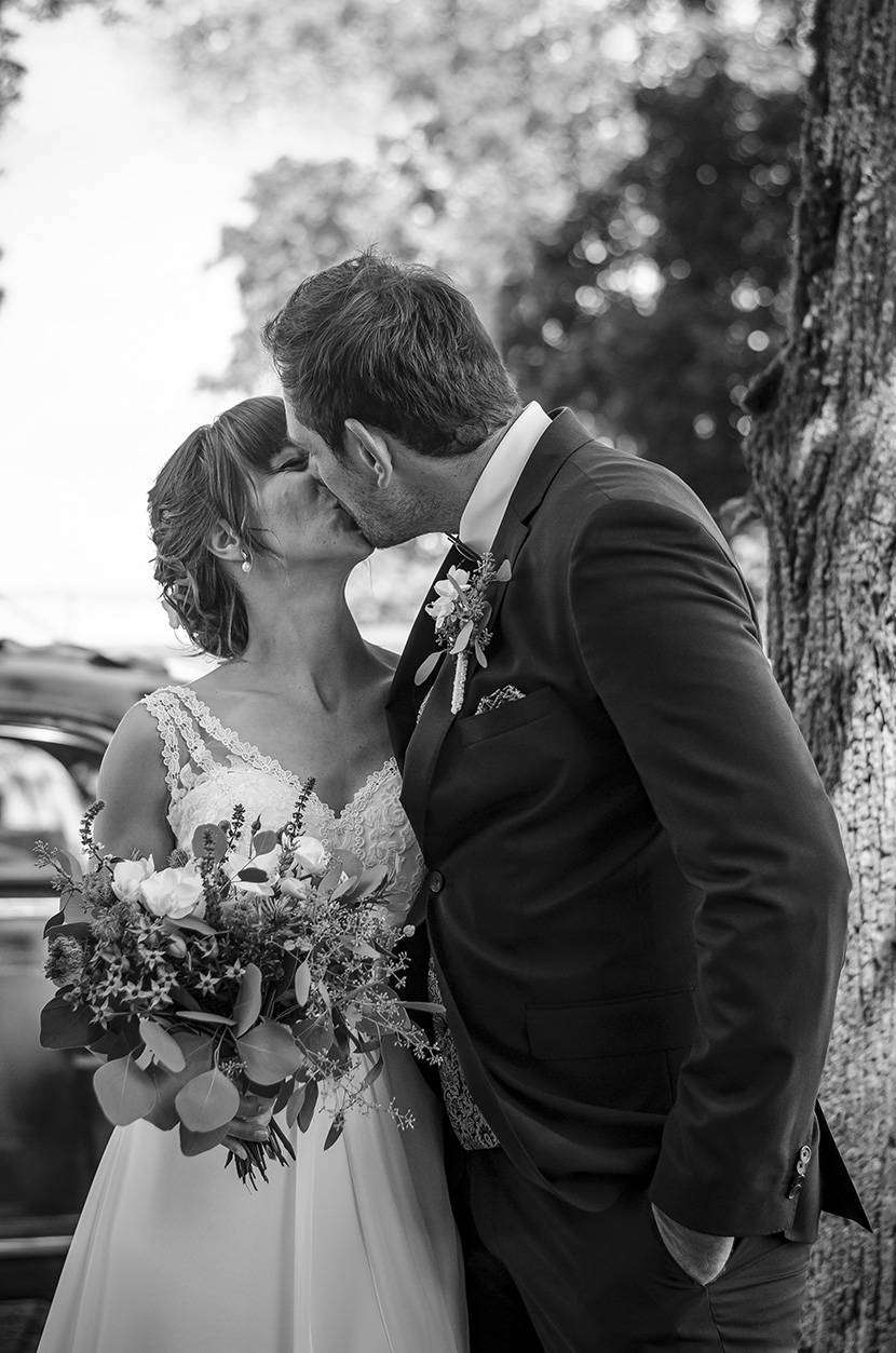 Brautpaar küsst sich auf der Veitsburg