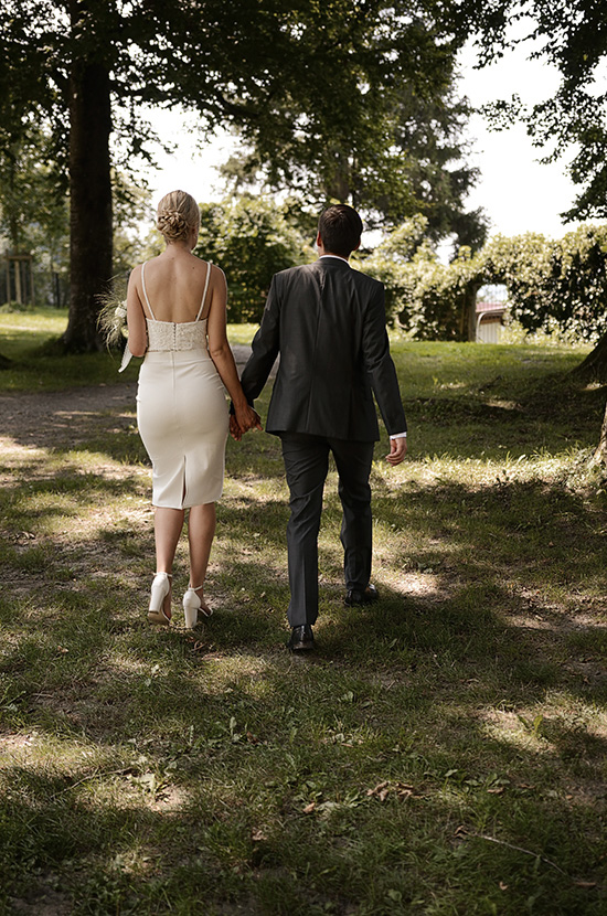 Brautpaar spaziert auf der Veitsburg