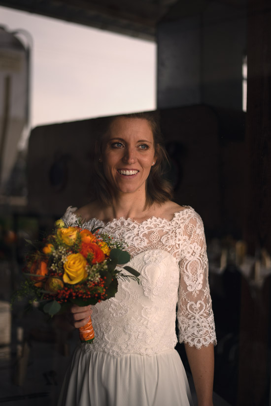 Portrait der Braut hinter Glas