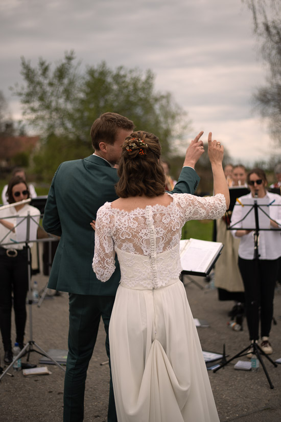 Brautpaar dirigiert gemeinsam Musikkapelle