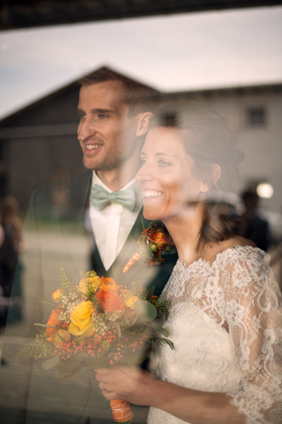 Portrait des Brautpaars hinter Glas